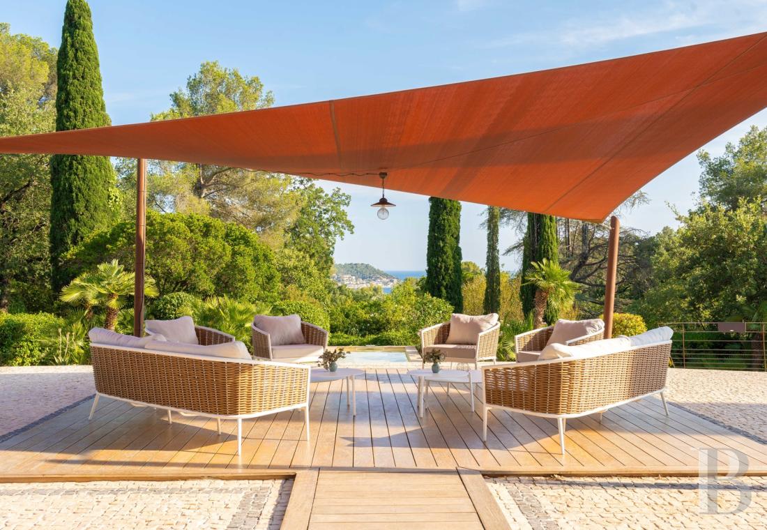 A renovated farmhouse surrounded by extensive grounds leading down to the sea, between Toulon and Hyères on the Var coast - photo  n°26